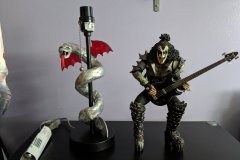Kiss lamp